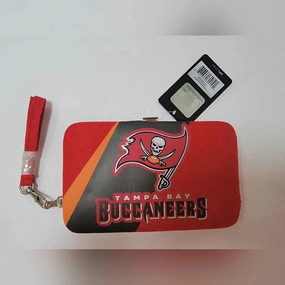 NFL Tampa Bay Buccaneers Shell Wallet w/removable Wristlet NWT